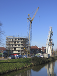 907437 Gezicht op de bouw van een woontoren bij de voormalige Cereol-fabriek aan de Kanaalweg te Utrecht, vanaf sluis ...